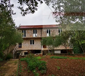 Imotski Runović kamena kuća 250 m2 sa uređenom okućnicom - cover