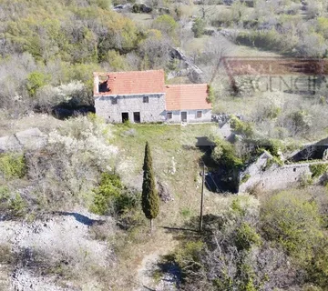 Imotski Lovreć četiri kamene kuće i velika okućnica 13000 m2 - cover