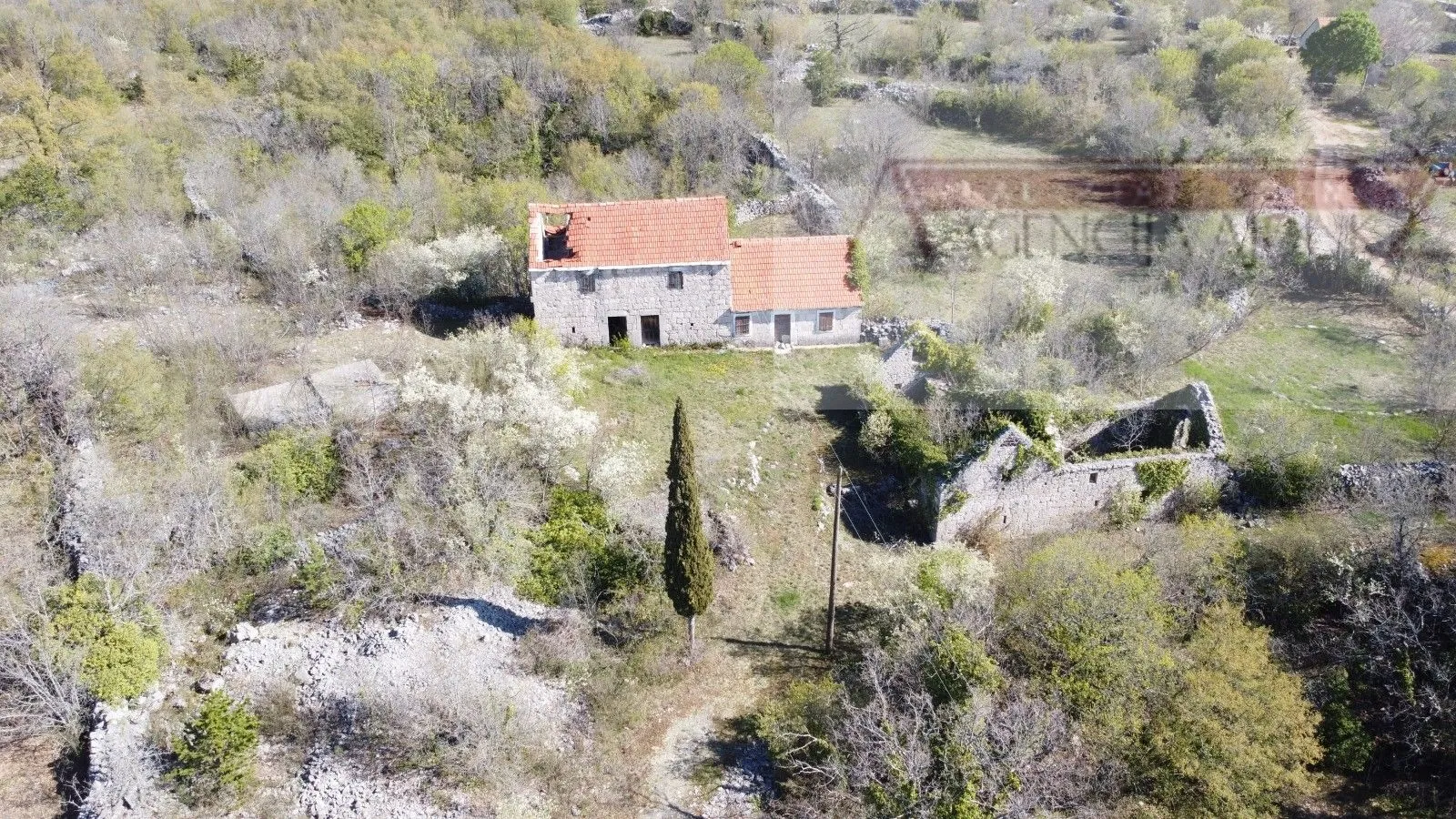 Imotski Lovreć četiri kamene kuće i velika okućnica 13000 m2 - cover