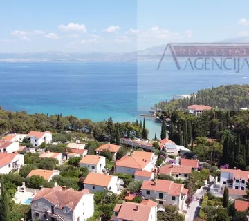 Supetar građevinsko zemljište 2477 m2 - 250m od mora - cover