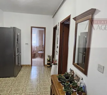 Imotski kuća u centru grada 380 m2 - cover