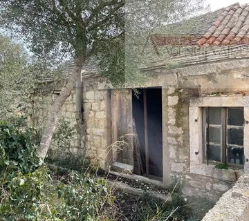 Biševo kamena kuća 55 m2 + okućnica 676 m2 - Biševo, Komiža