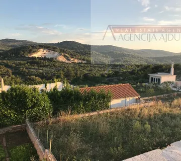 Brač - Donji Humac 6500 m2 građevinsko zemljište - Donji Humac, Nerežišća