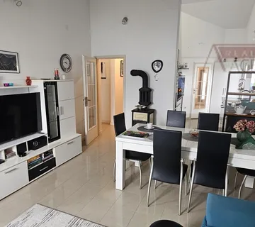 Omiš Stanići kuća 200 m2 - 120m od mora - otvoren pogled - Stanići, Omiš