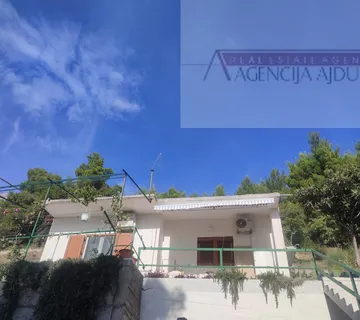 Omiš Stanići kuća 100 m2 + mogućnost nadogradnje 120m od mora - cover