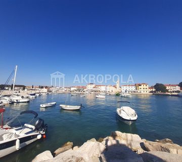 Dvoetažni stan sa vrtom, novogradnja 100 m od plaže Fažana - cover