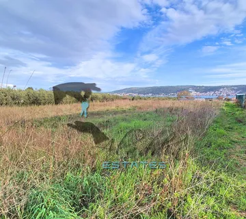 Divulje, atraktivno zemljište uz cestu za gospodarske aktivnosti, 3000 m2 - Kaštel Štafilić, Kaštela