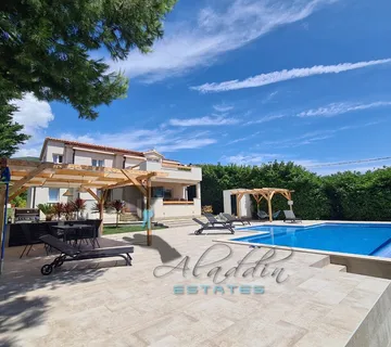 Kaštel Štafilić, neodoljiva vila s velikim bazenom i pogledom na more, 282 m2 - Nehaj, Kaštel Štafilić, Kaštela