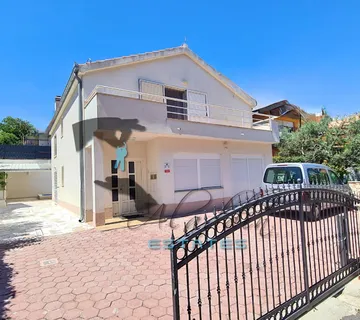 Okrug Gornji, prekrasna obiteljska kuća s bazenom i garažom, 212 m2 - Okrug Gornji, Okrug