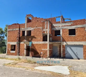 Bilice, velika stambeno-poslovna rohbau zgrada i čestica s pravomoćnom građevinskom dozvolom, 550 m2 - Šibenik
