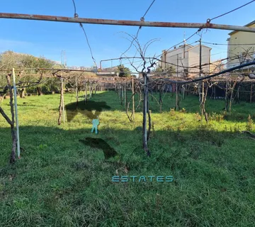 Trogir, vrlo izdašna građevinska čestica, 1.602 m2