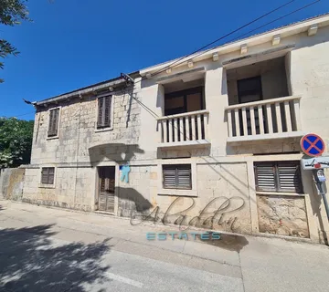 Sutivan, raskošna tradicionalna vila u prvom redu do mora, za adaptaciju, 248 m2