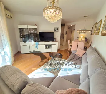 Trogir, odličan dvosobni stan s pogledom na more, 69 m2