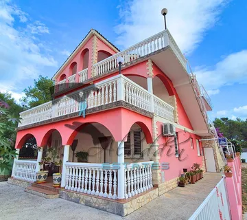 Bilice, krasna stambena zgrada sa 6 jedinica u drugom redu do mora, 461 m2 - Stari grad, Šibenik