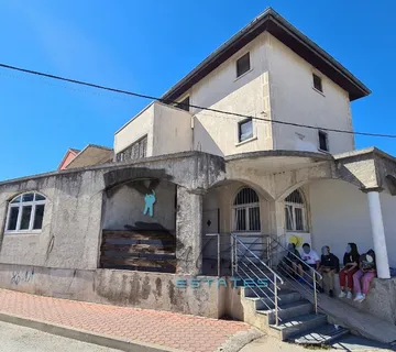 Pakoštane, stambeno-poslovna zgrada u samom centru naselja, 620 m2