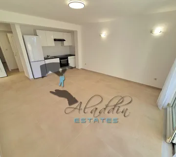 Okrug Gornji, jednosobni renovirani stan u prizemlju, s velikom terasom i dva parkirna mjesta, 63.74 m2 - Okrug Gornji, Okrug