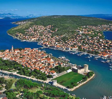 Trogir, izuzetna građevinska čestica sa širokim pogledom na more, 1.500 m2