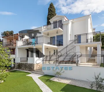 Seget Vranjica, luksuzna vila s tri stambene jedinice u prvom redu do mora, 296 m2 - Seget Vranjica, Seget