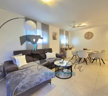 Okrug Gornji, izvanredan dvosobni stan s prekrasnom terasom, treći red, 70 m2 - Okrug Gornji, Okrug