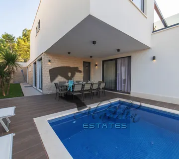 Okrug Gornji, super luksuzna i moderna vila drugi red do mora, 395 m2 - Okrug Gornji, Okrug