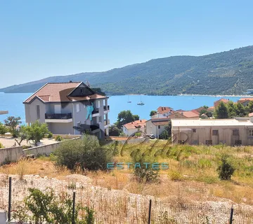 Marina, odličan dvosobni stan s pogledom na more, bazenom i vrtnom sjenicom, 69 m2