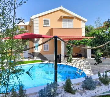 Okrug Gornji, elegantna obiteljska kuća s dva stana i bazenom, 153 m2 - Okrug Gornji, Okrug
