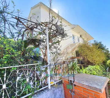 Okrug Gornji, privlačna samostojeća kuća s 3 stana i pogledom, 389 m2 - Okrug Gornji, Okrug