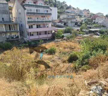 Trogir, atraktivna građevinska čestica s pogledom na more, 976 m2