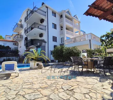 Okrug Gornji, velika apartmanska zgrada s bazenom i nenadmašnim pogledom, 688 m2 - Okrug Gornji, Okrug