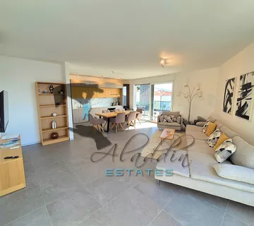 Trogir, vrhunski penthouse stan sa spektakularnim pogledom, 171 m2