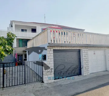 Slatine, profinjena stambena kuća u prvom redu do mora, 421 m2 - Split
