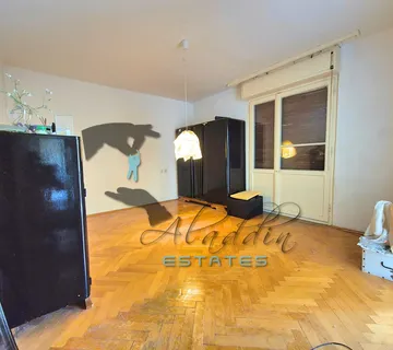 Split Skalice, prostrani dvosobni stan na prvom katu, 60 m2