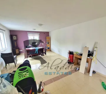 Plano, poslovna zgrada s velikom okućnicom na odličnoj lokaciji, 133 m2 - Plano, Trogir