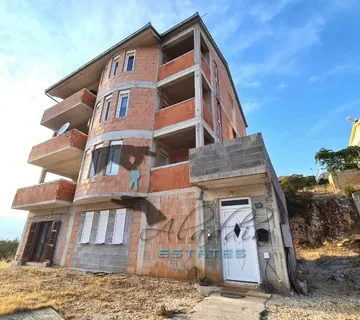 Trogir, impozantna stambena zgrada u rohbau stanju, odlična prilika, 544 m2