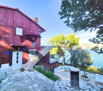 Okrug Donji, obiteljska kuća uz more u zelenilu, izvanredna prilika, 220 m2 - Okrug Gornji, Okrug