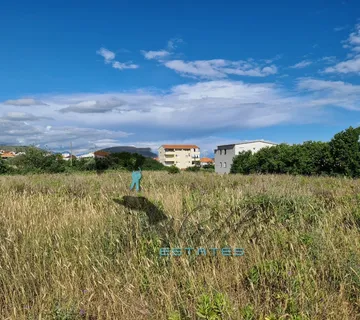 Trogir, velika građevinska čestica, sva infrastruktura dostupna, 8.038 m2
