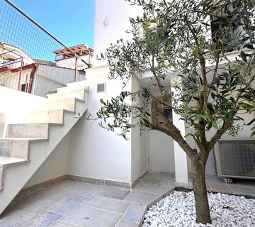 Kamena kuća s tri apartmana u centru grada Krka! ID 107 - cover