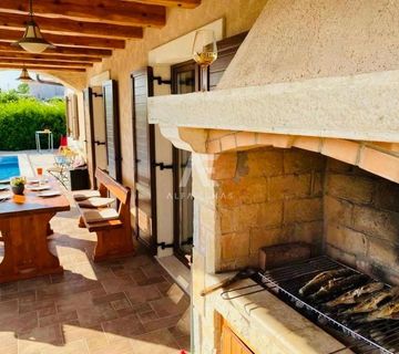 Samostojeća kamena kuća s bazenom blizu mora u Linardićima - ID 573 - cover