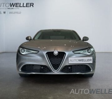 Alfa Romeo Giulia 2,0 Turbo svojim kamionima uvozimo-do registracije - cover