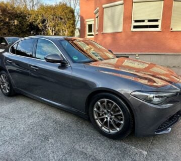 Alfa Romeo Giulia 2,2 JTD BiXenon navi koža PDCx2 kamera 106000km - cover