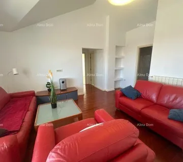 Stan Poreč – Prostrani penthouse s velikom terasom i pogledom na more