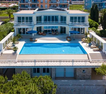Kuća Luksuzna vila prvi red do mora ! Umag Crveni Vrh.