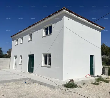 Kuća Prodaje se atraktivna kuća u visokoj fazi gradnje, blizu Kanfanara