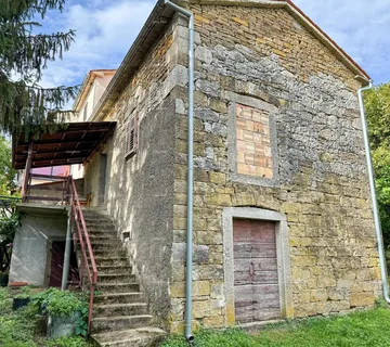 Kuća Prodaja- kamena istarska kuća s građevinskim zemljištem, u manjem mjestu, blizina Buzeta!