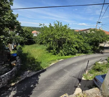 Građevinsko zemljište Građevinsko zemljište u blizini Poreča s manjom kućom za adaptaciju.