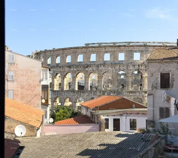 Stan Stan sa pogledom na Arenu. - Pula