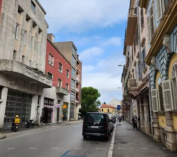 Stan Prodaje se stan u centru . Smješten u glavnoj ulici grada Pule, Istarska ulica.