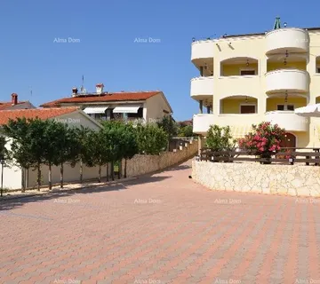 Kuća Apartmanski objekt s bazenom na odličnoj lokaciji, s pogledom na more u Medulinu