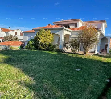 Kuća Umag! Kuća s velikom okućnicom i terasom.