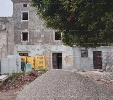 Kuća Prodaje se kuća s konobom u fazi renovacije, Krnica! - cover